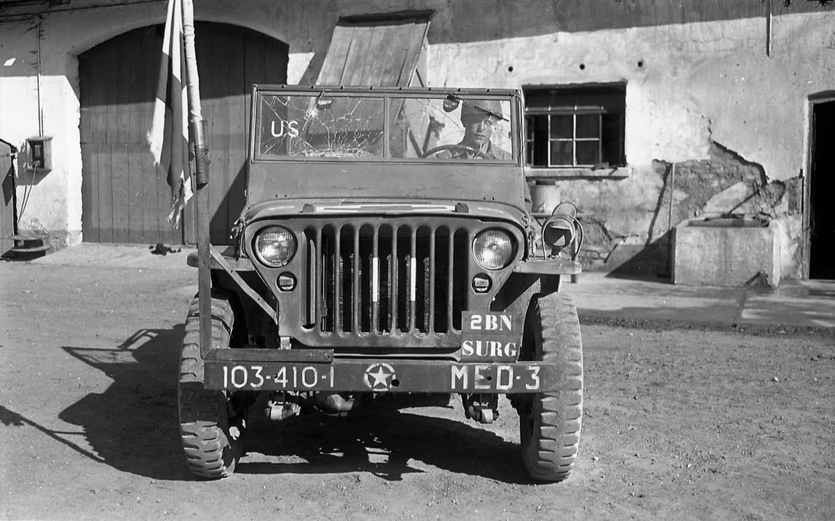 תמונה מ-1945, חובש של צבא ארה''ב על Jeep Willys. 