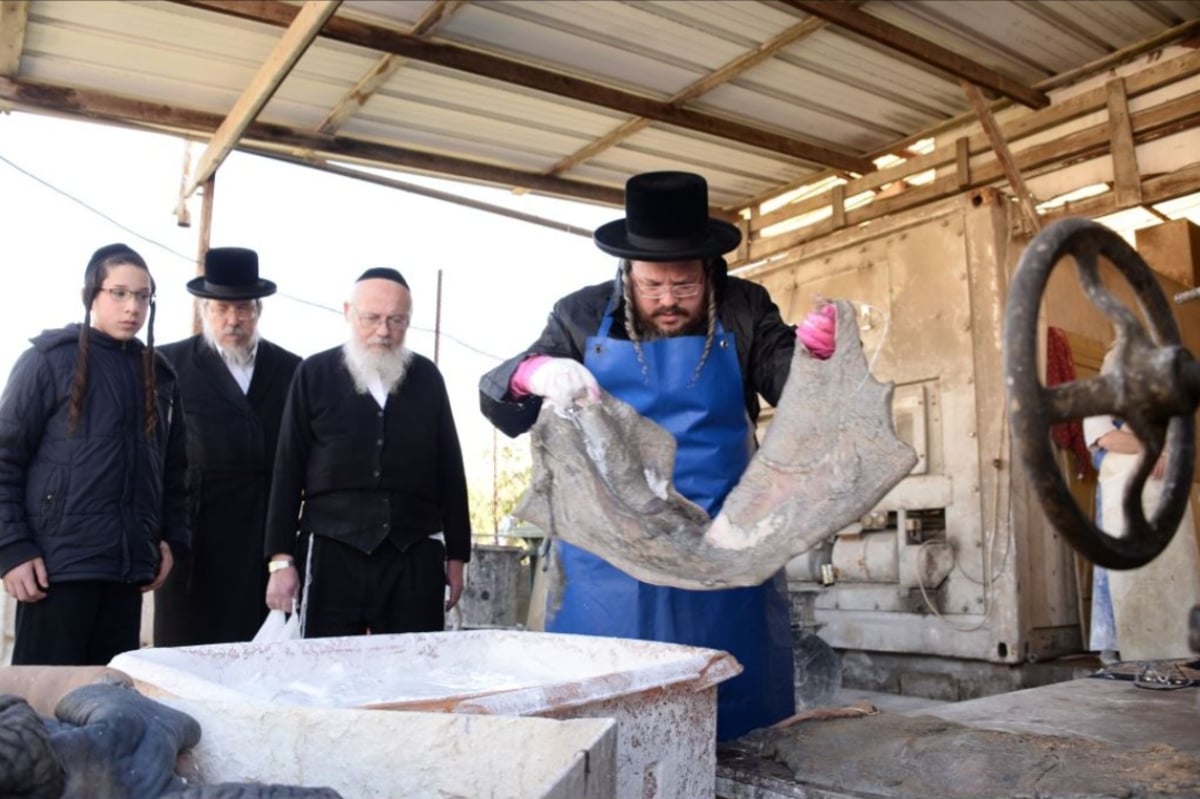 הרה"צ רבי אהרן מרדכי במפעל 'הצלחה' לפני שמחת הבר מצווה לבנו הרה"ג ר' ישראל מנחם נחום, מכין את עורות הבתים