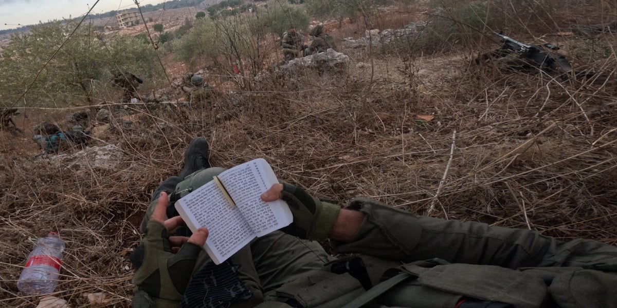 חייל עם שולחן ערוך בשעת המתנה לפני יציאה למבצע בלבנון