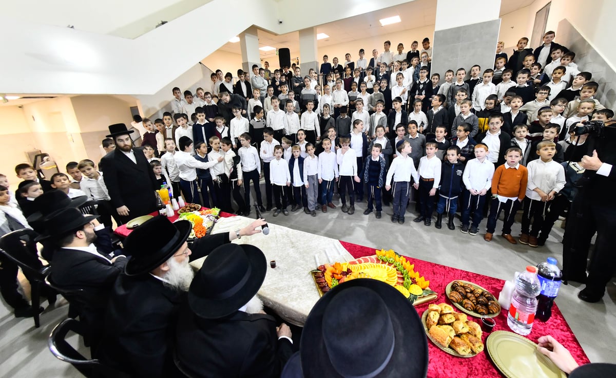 מעמד קביעת מזוזה, ומסיבת חומש בת"ת 'זיו התורה'