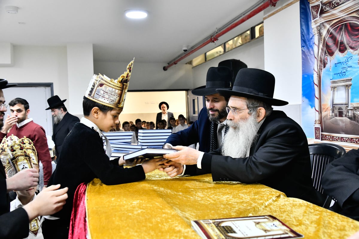 מעמד קביעת מזוזה, ומסיבת חומש בת"ת 'זיו התורה'