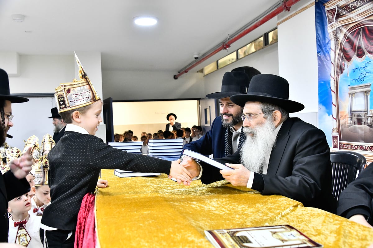 מעמד קביעת מזוזה, ומסיבת חומש בת"ת 'זיו התורה'