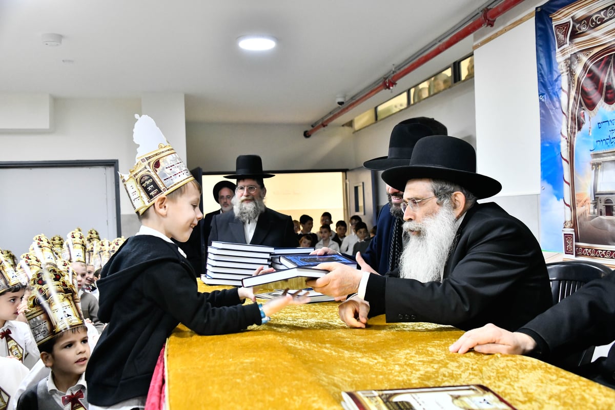 מעמד קביעת מזוזה, ומסיבת חומש בת"ת 'זיו התורה'