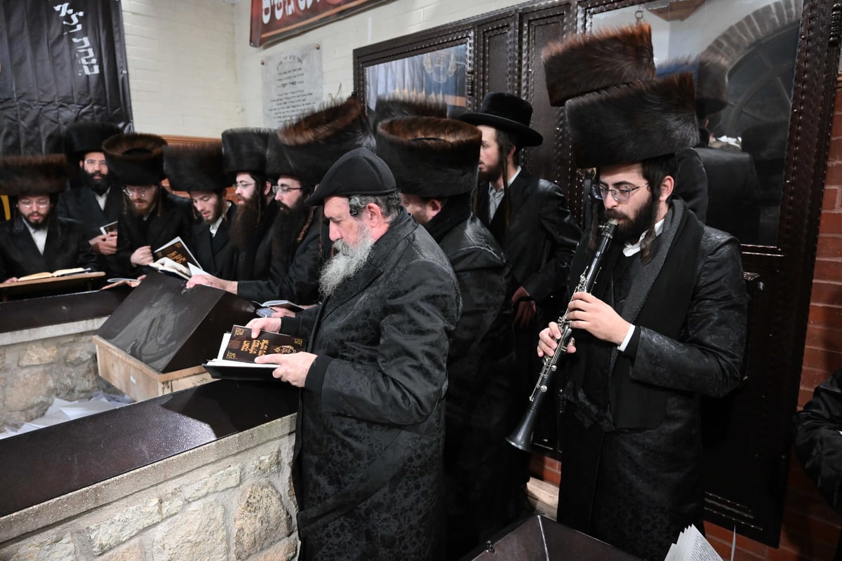 האדמו"ר מזוויעהיל בקרעסטיר