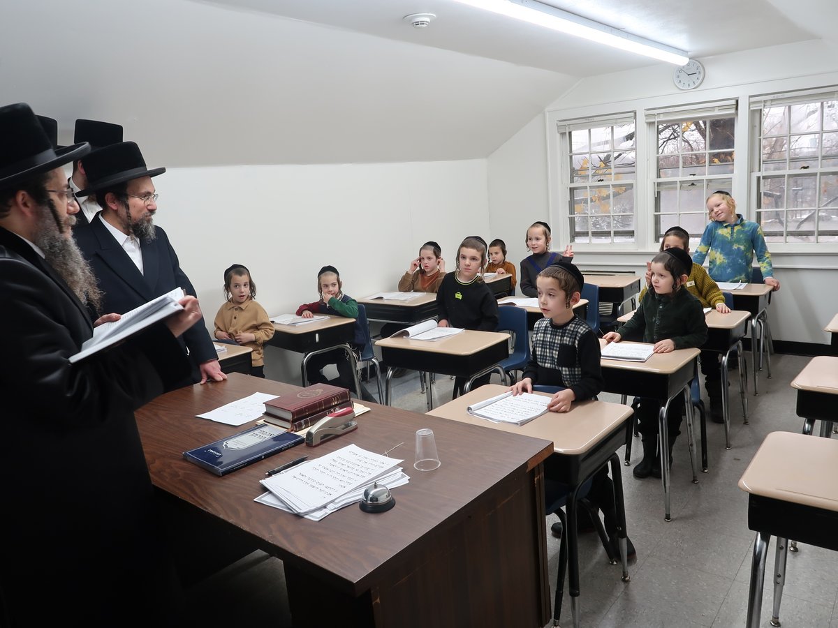 האדמו"ר מסקולען לייקווד בביקור בת"ת החסידי במונטיסלו