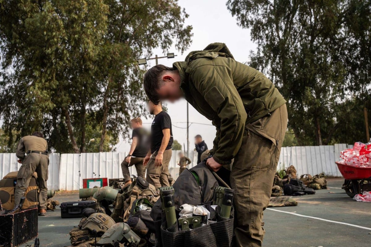 לוחמי חטיבת הצנחנים מתארגנים לכניסה לסוריה