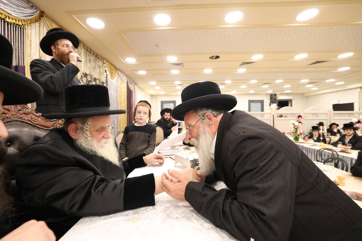 חלוקת פרסים בישיבת 'קאסוב ויז'ניץ'