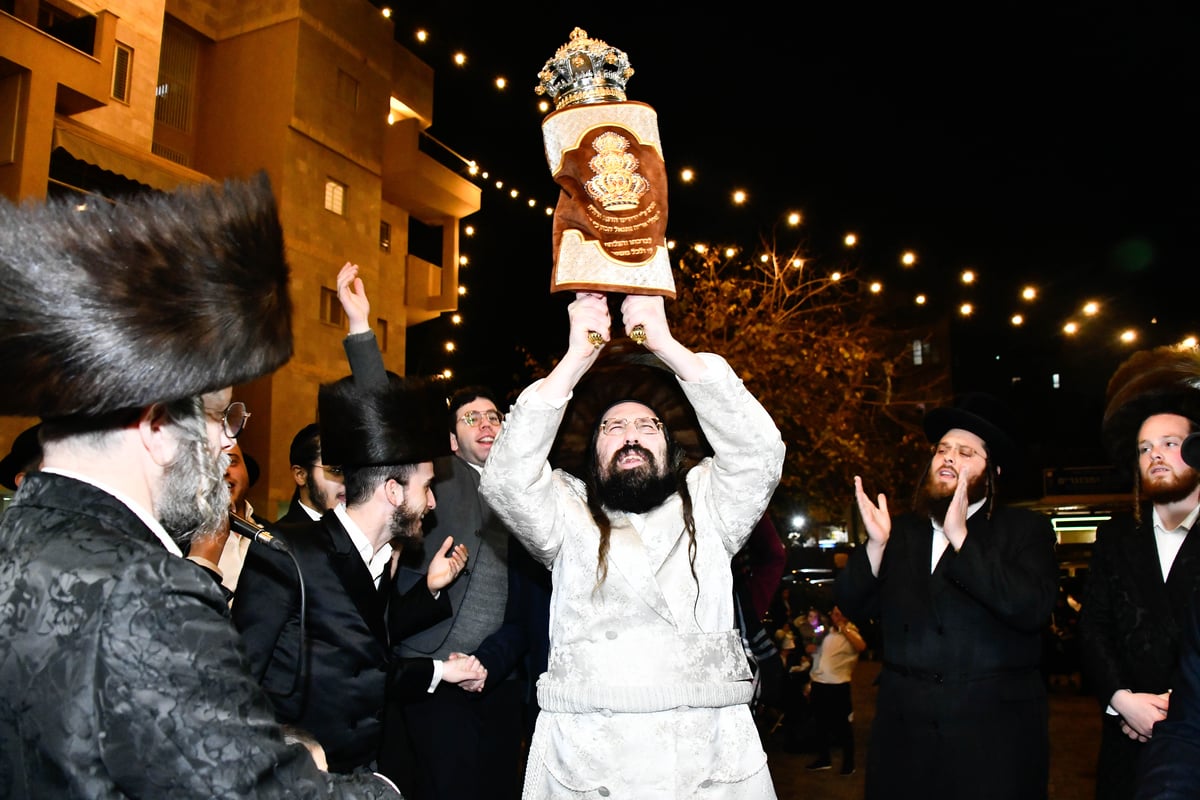 הכנסת ס"ת בחצה"ק מעזבוז