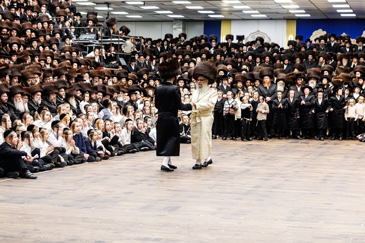 מעמד המצווה טאנץ בחצה"ק סאטמר