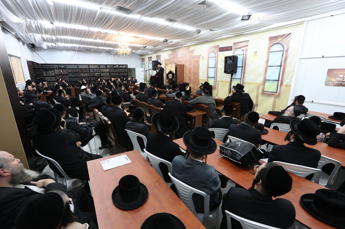 המשפיע הגאון רבי שמעון שפיצר בשיחה בביהמ"ד ספינקא בבית שמש