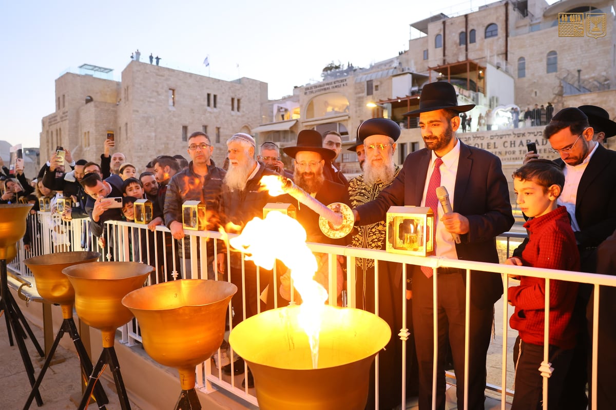 הדלקת נר ראשון של חנוכה 