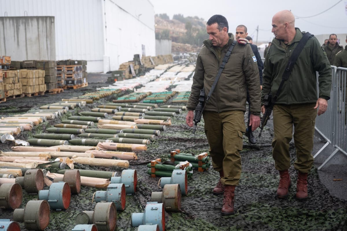 הרמטכ"ל עם השלל שנתפס והוחרם בלבנון