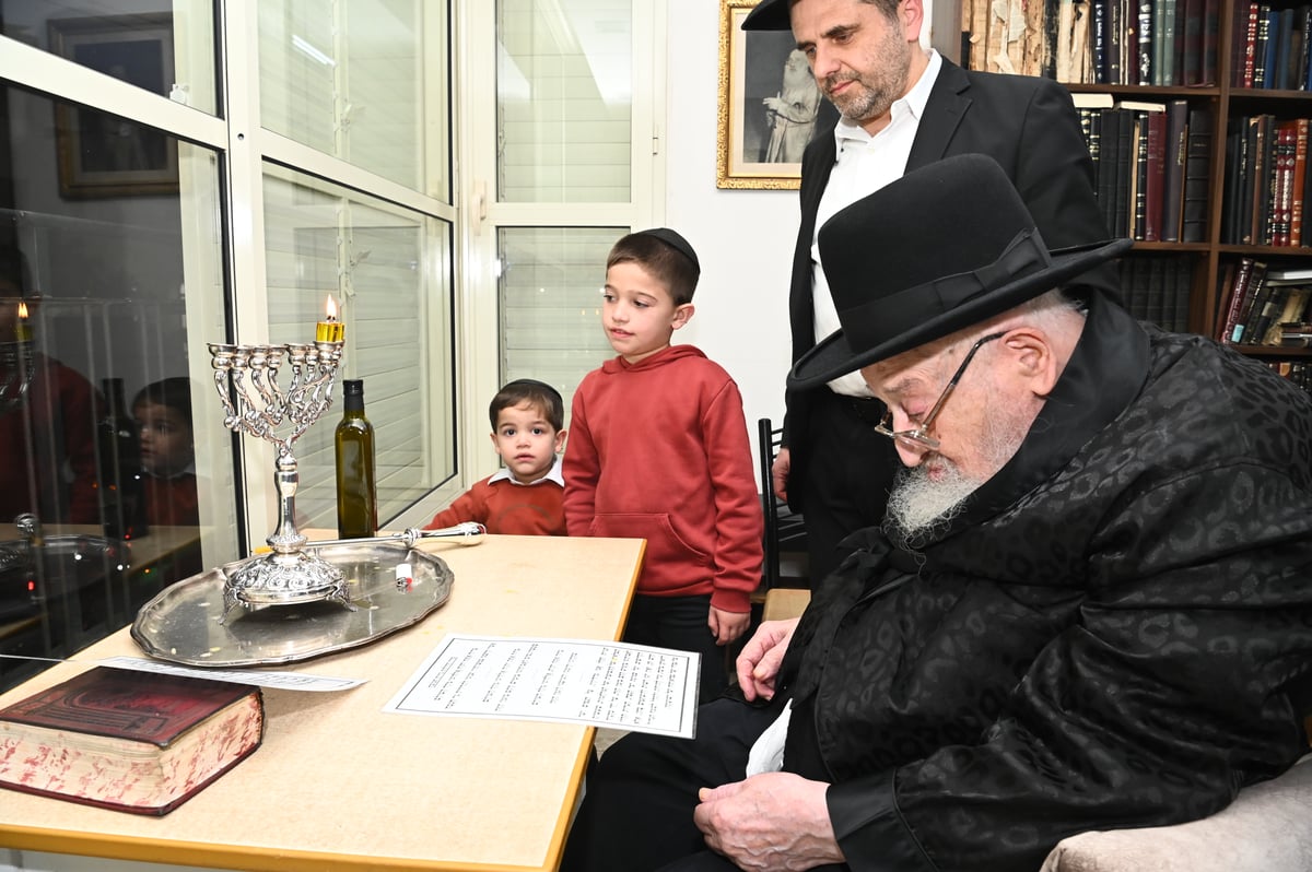 הגרמ"צ ברגמן בהדלקת נר חנוכה