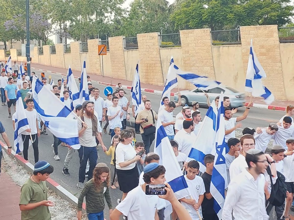 תלמידי הישיבה בלימוד עם נוער מהעיר