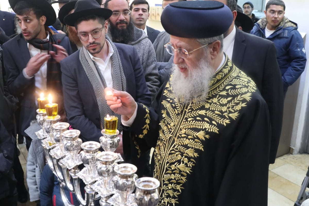 הרשל"צ הגאון רבי דוד יוסף בהדלקת נרות חנוכה 