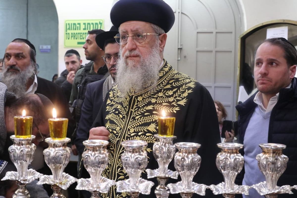 הרשל"צ הגאון רבי דוד יוסף בהדלקת נרות חנוכה 