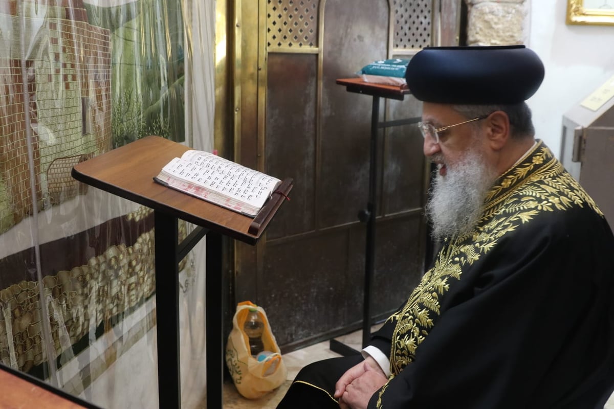 הרשל"צ הגאון רבי דוד יוסף בהדלקת נרות חנוכה 