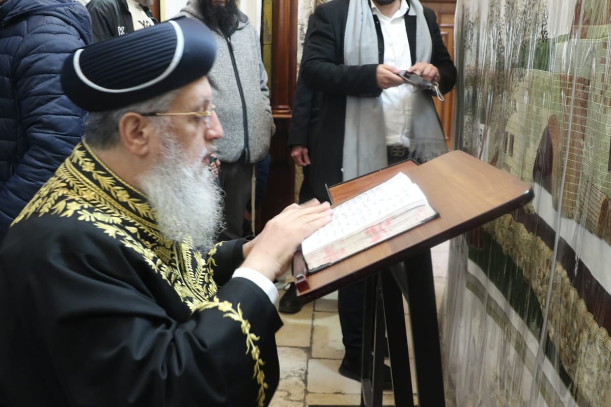 הרשל"צ הגאון רבי דוד יוסף בהדלקת נרות חנוכה 