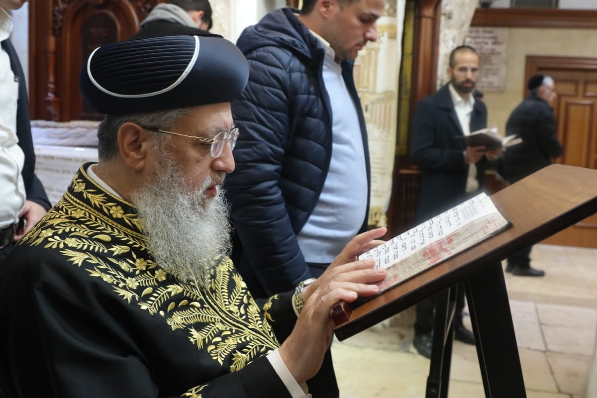 הרשל"צ הגאון רבי דוד יוסף בהדלקת נרות חנוכה 