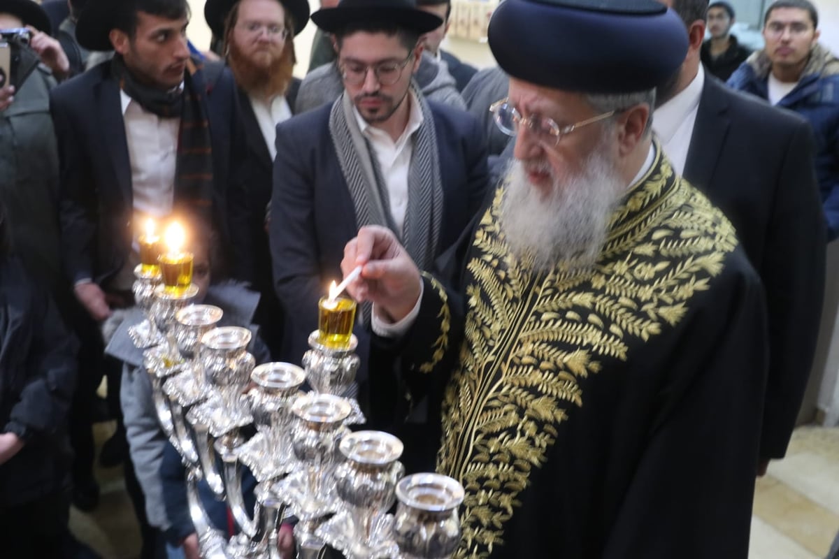 הרשל"צ הגאון רבי דוד יוסף בהדלקת נרות חנוכה 