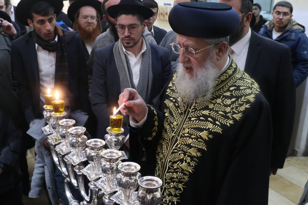 הרשל"צ הגאון רבי דוד יוסף בהדלקת נרות חנוכה 