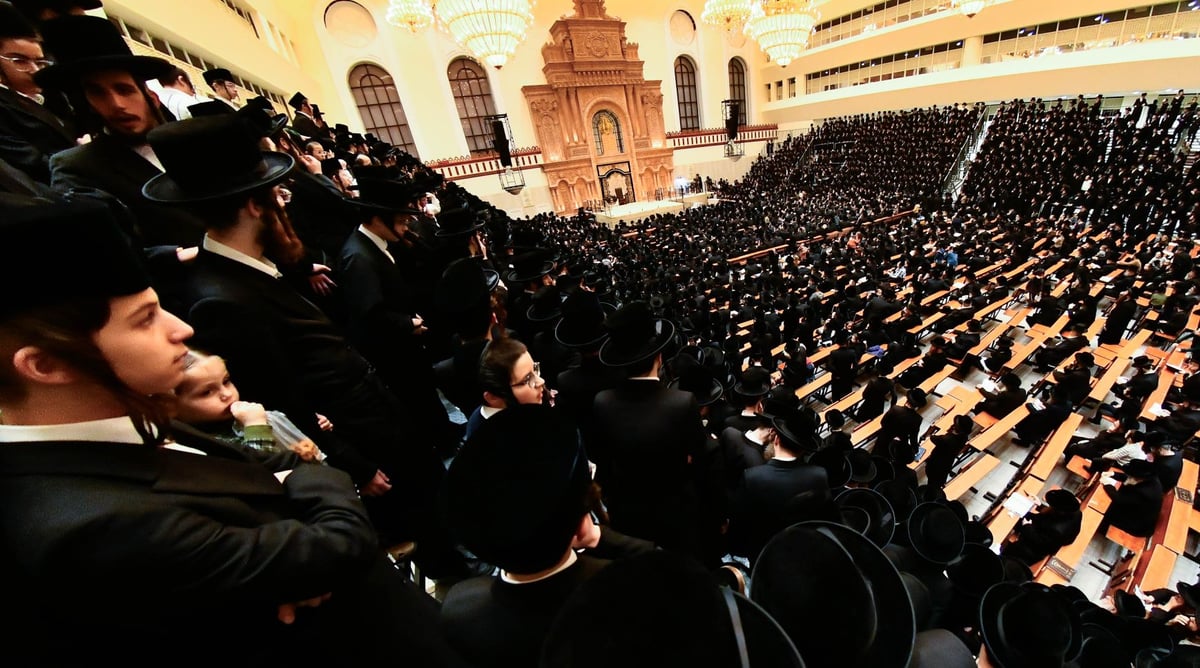 האדמו"ר מויז'ניץ בהדלקת נרות חנוכה 