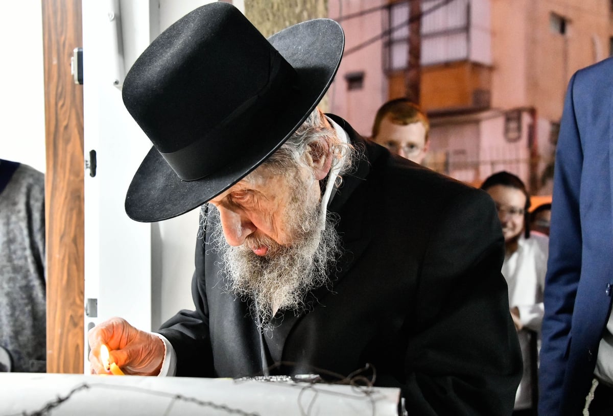 הגאון רבי דב לנדו בהדלקת נר חנוכה