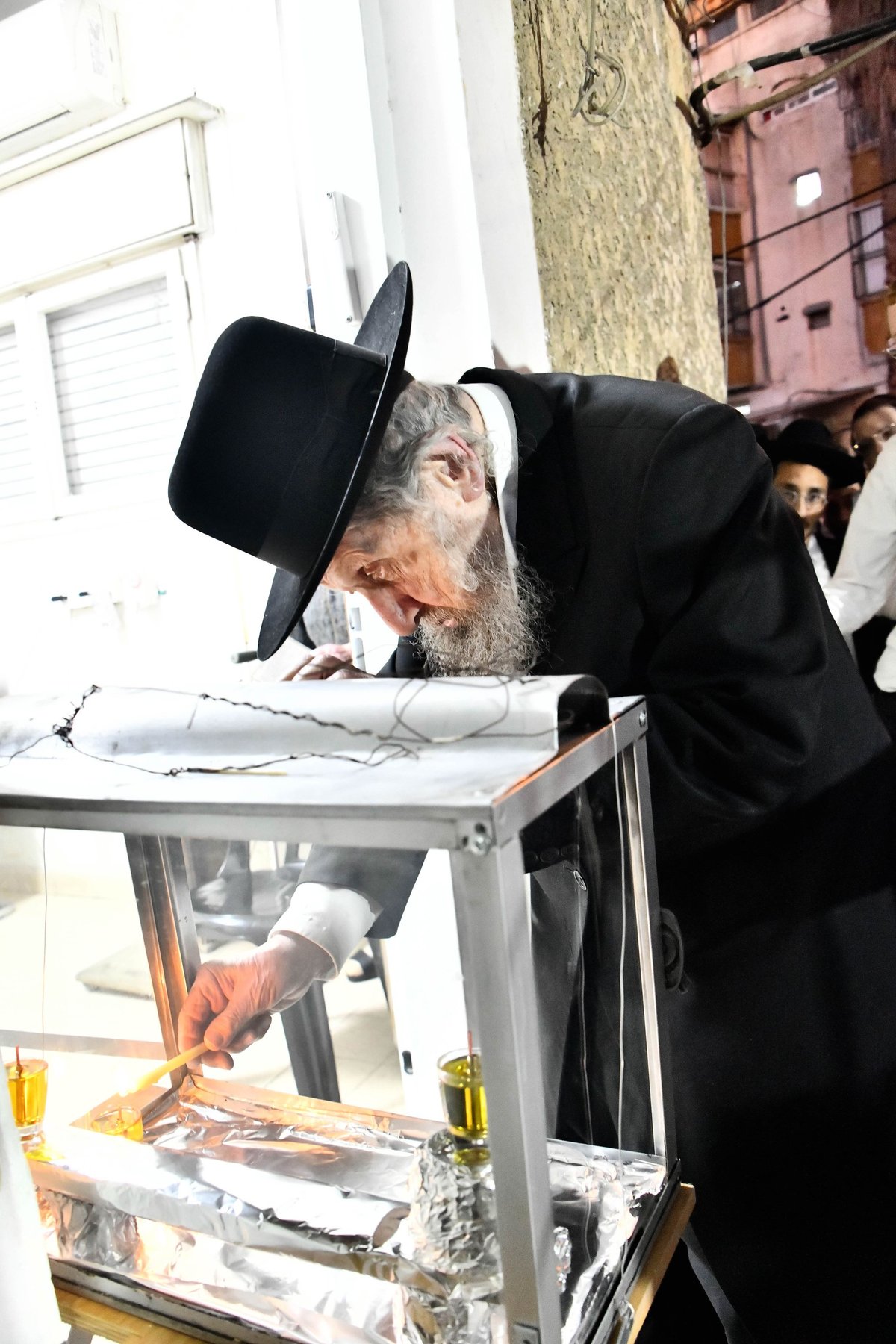 הגאון רבי דב לנדו בהדלקת נר חנוכה