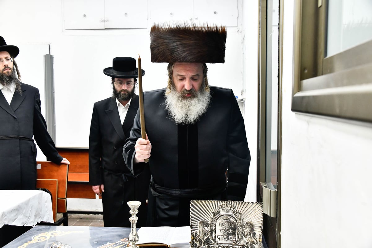 האדמו"ר מזוטשקא אמסנא בהדלקת נרות חנוכה 