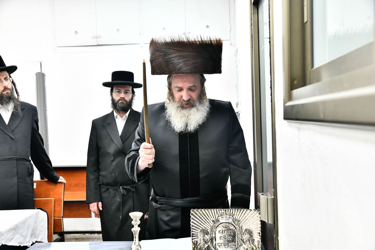 האדמו"ר מזוטשקא אמסנא בהדלקת נרות חנוכה 