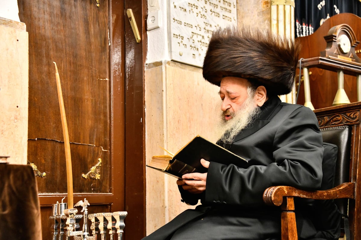 האדמו"ר מדעעש בהדלקת נרות חנוכה