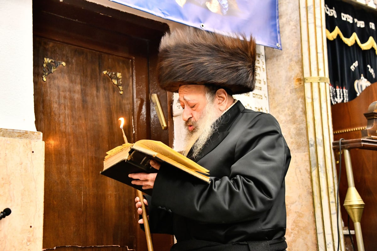 האדמו"ר מדעעש בהדלקת נרות חנוכה