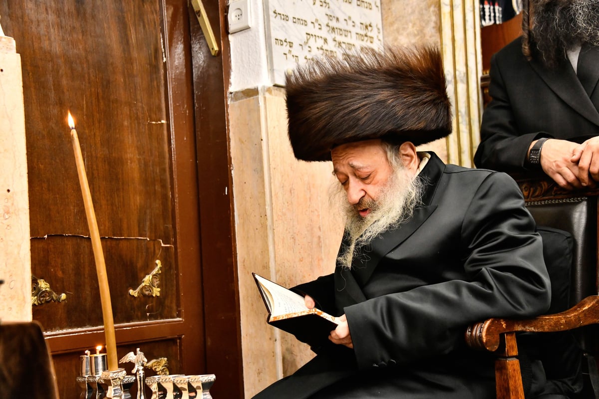 האדמו"ר מדעעש בהדלקת נרות חנוכה