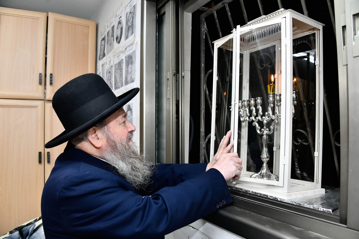 המקובל הגה"צ רבי דוד בצרי בהדלקת נרות חנוכה