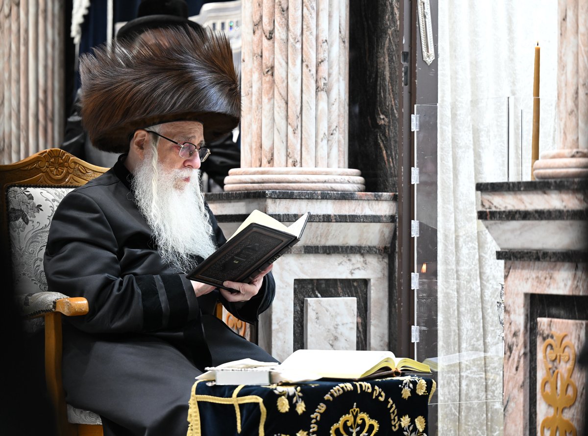 האדמו"ר מצאנז בהדלקת נרות חנוכה 