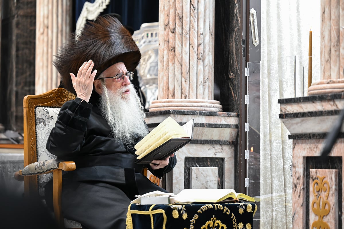 האדמו"ר מצאנז בהדלקת נרות חנוכה 