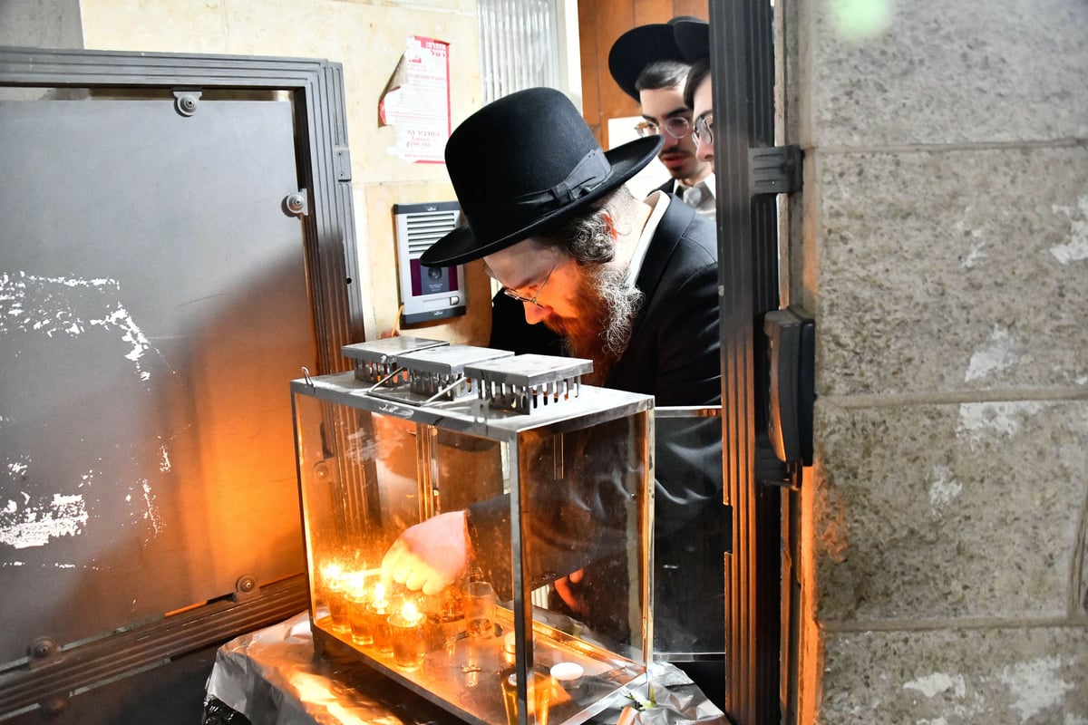 הפוסק הגאון רבי עמרם פריד בהדלקת נרות חנוכה