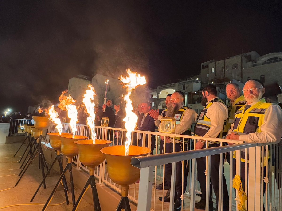 מתנדבי זק"א ת"א מתכבדים בהדלקת נרות החנוכה בכותל המערבי