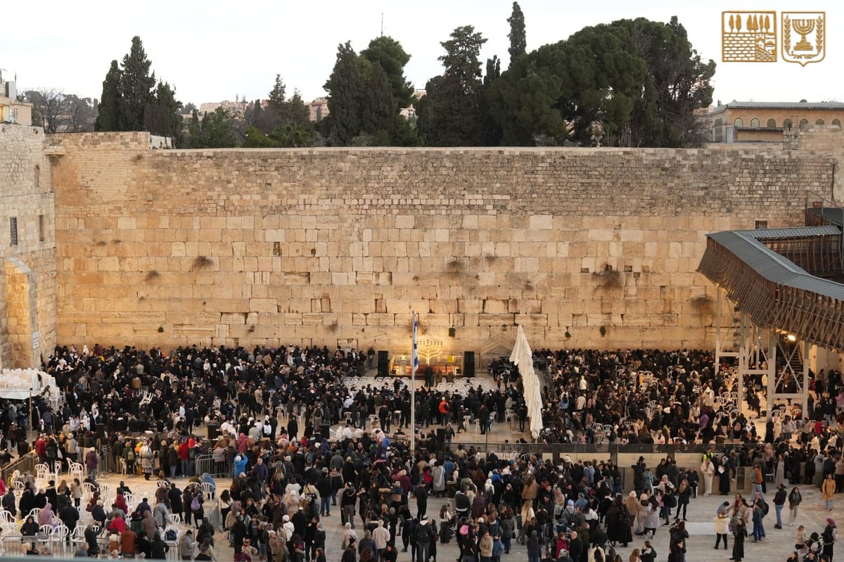 נר חמישי של חנוכה בכותל המערבי