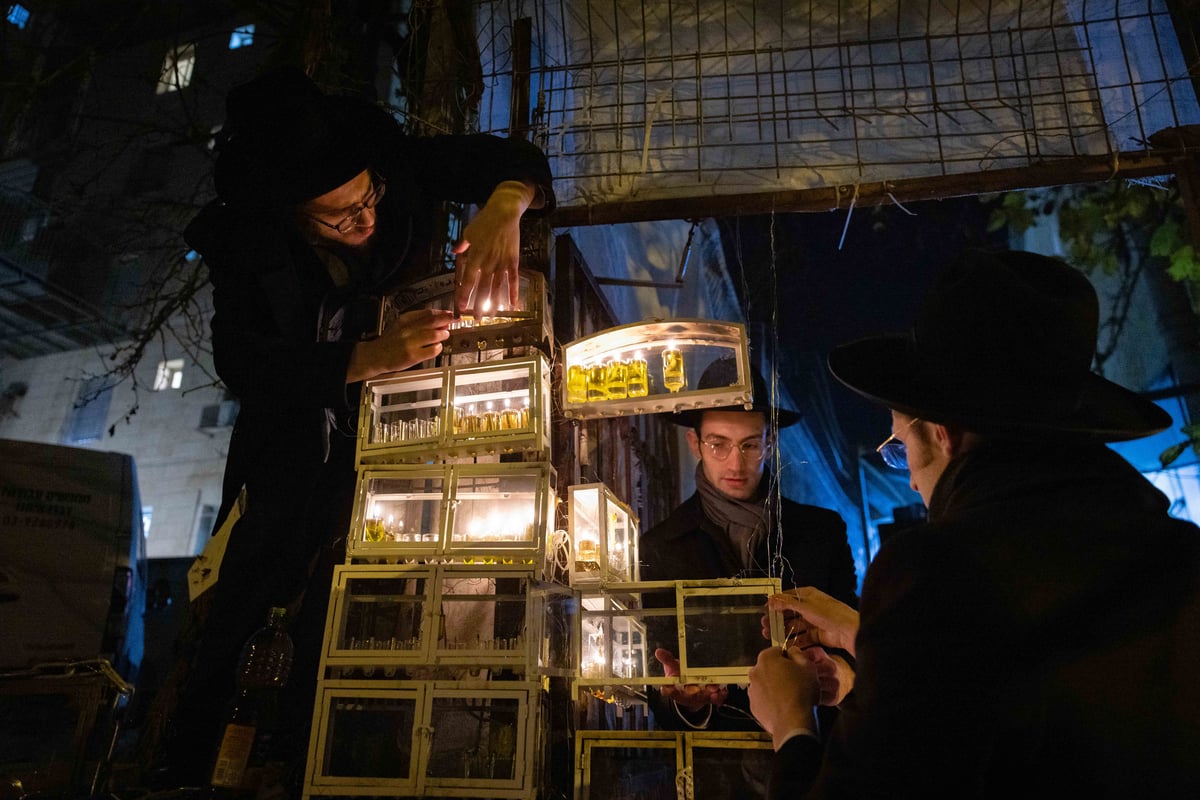 בחורי ישיבה בהדלקת נר חנוכה במאה שערים