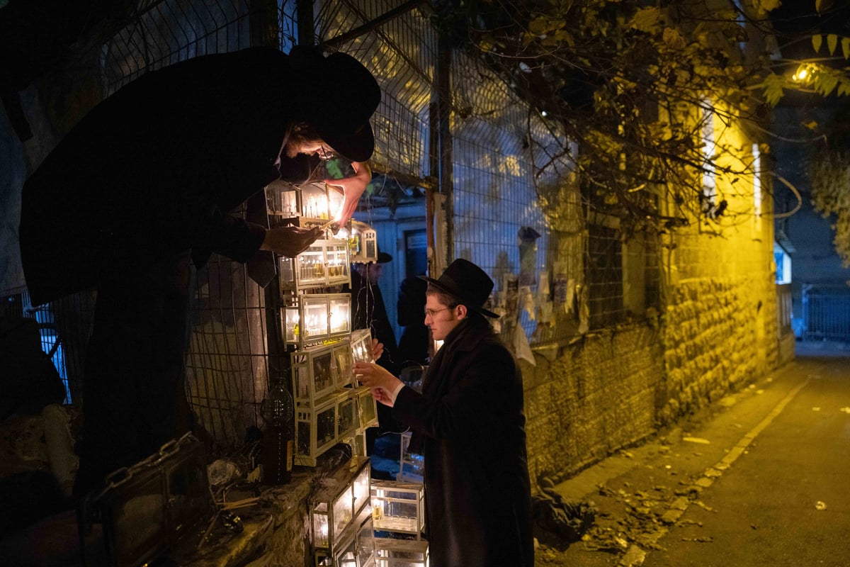 בחורי ישיבה בהדלקת נר חנוכה במאה שערים