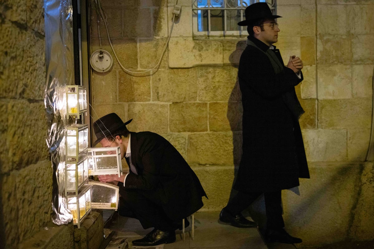 בחורי ישיבה בהדלקת נר חנוכה במאה שערים