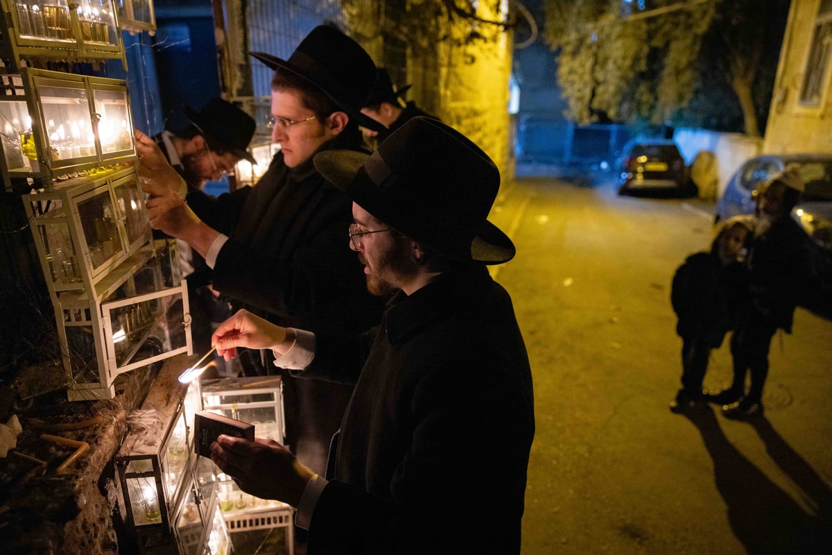 בחורי ישיבה בהדלקת נר חנוכה במאה שערים