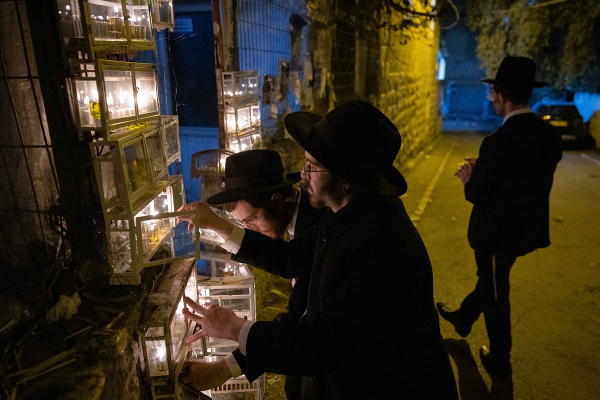 בחורי ישיבה בהדלקת נר חנוכה במאה שערים