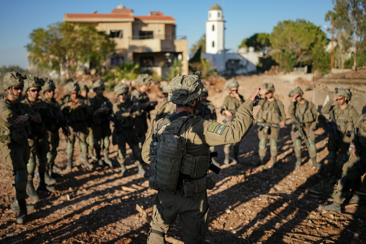 פלוגת הלוחמים שגלתה את החנוכיה בטיר חרפא בסריקות בכפר הלבנוני טרם השטחתו