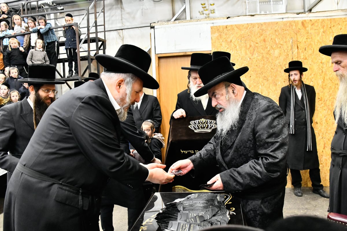 האדמו"ר מלעלוב בהדלקת נרות חנוכה