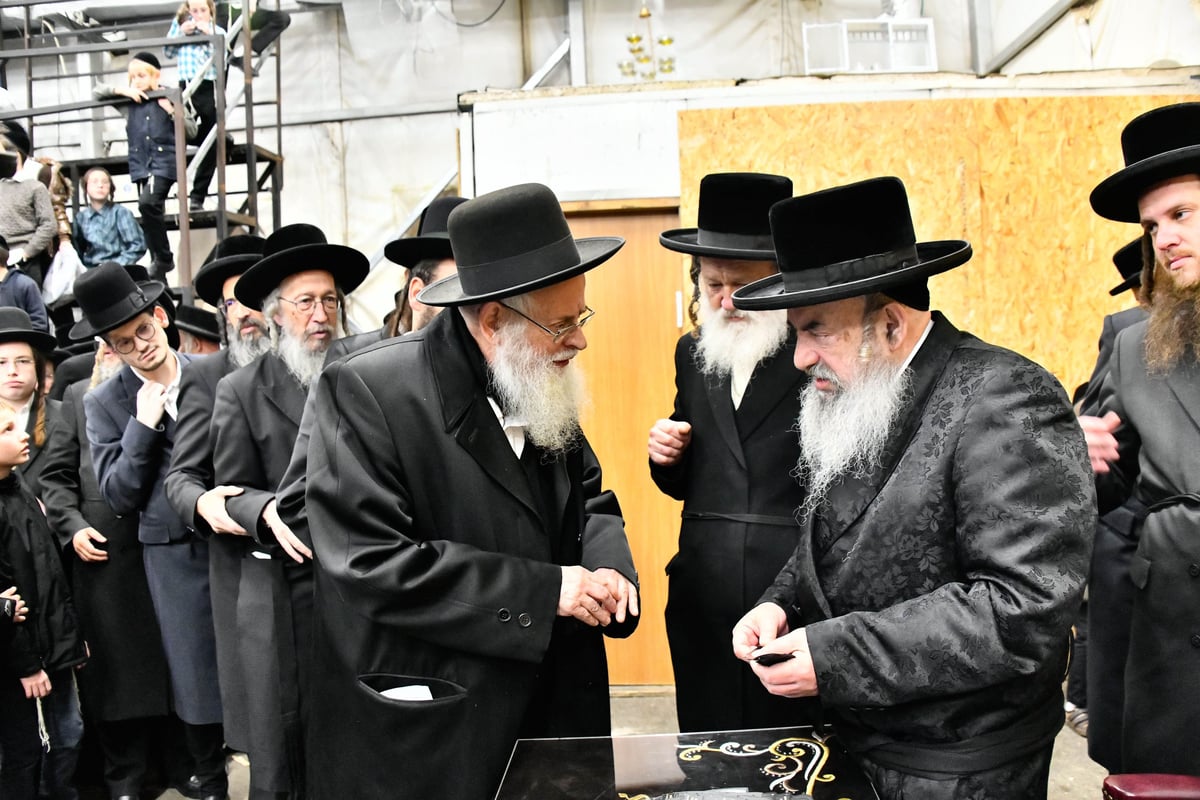 האדמו"ר מלעלוב בהדלקת נרות חנוכה