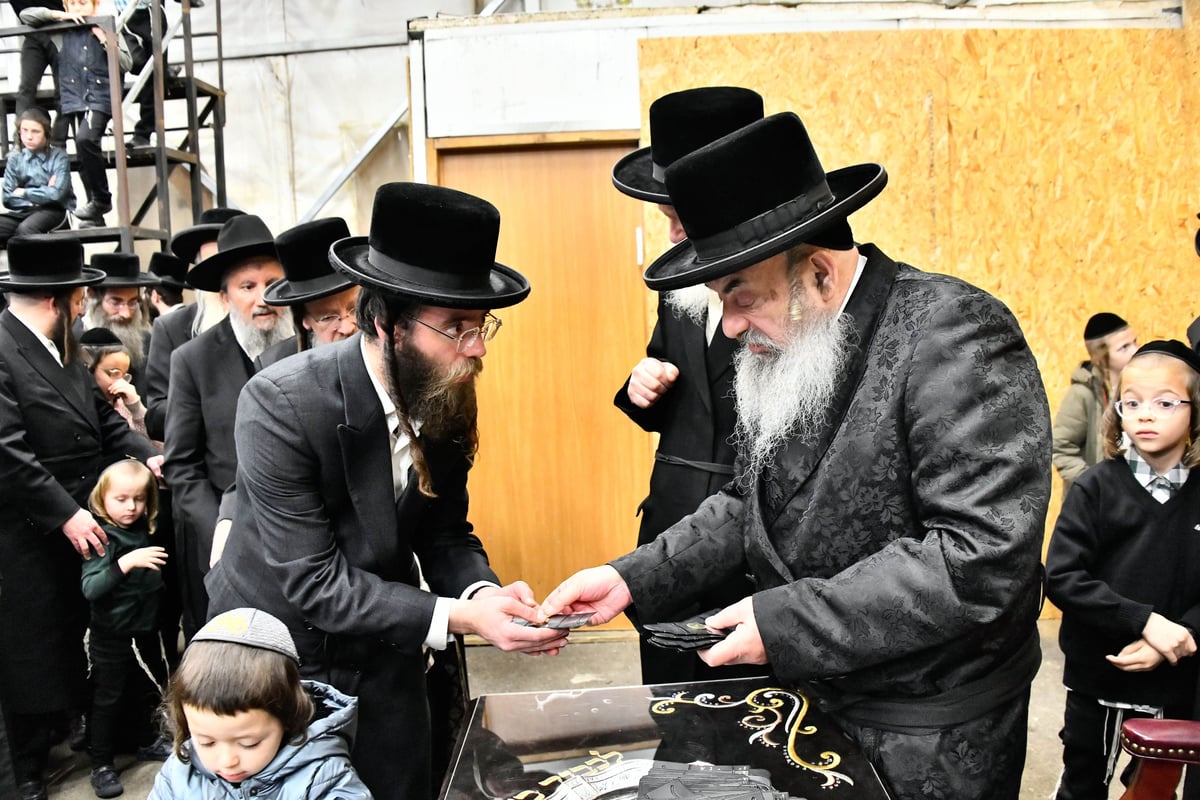 האדמו"ר מלעלוב בהדלקת נרות חנוכה