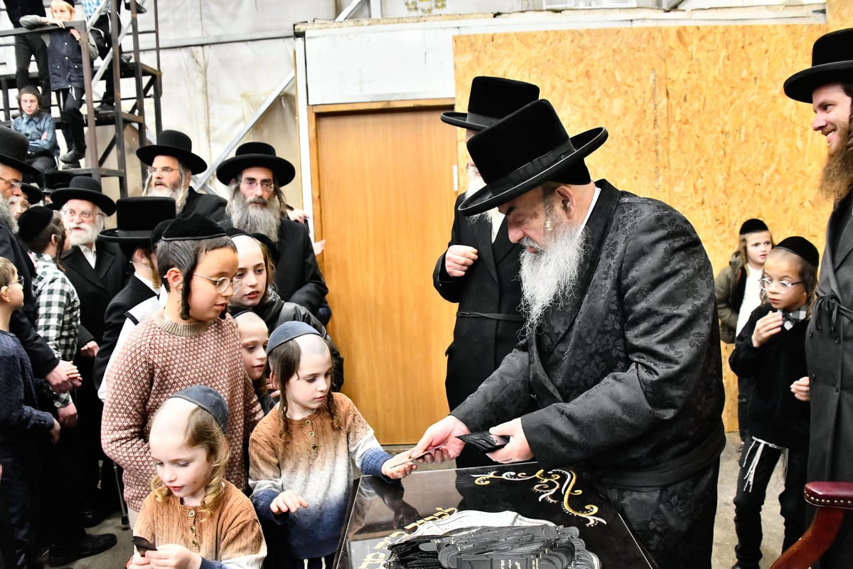 האדמו"ר מלעלוב בהדלקת נרות חנוכה