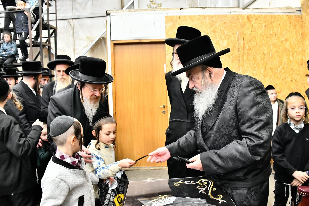 האדמו"ר מלעלוב בהדלקת נרות חנוכה